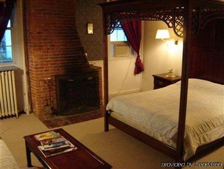 Maplehurst Inn Peterborough Room photo